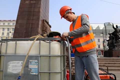 Фото-репортаж: Памятники Владивостока готовят к праздникам 