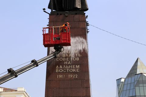 Фото-репортаж: Памятники Владивостока готовят к праздникам 