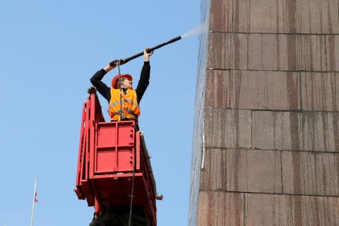 Фото-репортаж: Памятники Владивостока готовят к праздникам 