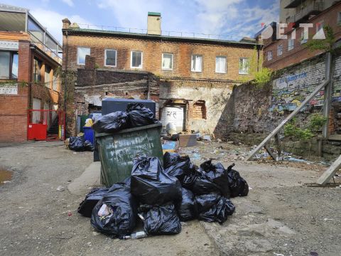 Фото-репортаж: Туристический центр Владивостока продолжает тонуть в мусоре, пока по краю строятся курорты
