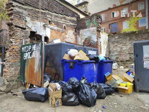 Фото-репортаж: Туристический центр Владивостока продолжает тонуть в мусоре, пока по краю строятся курорты