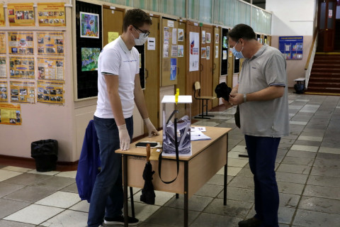 Фото-репортаж: Волонтеры Конституции работают на избирательных участках во Владивостоке