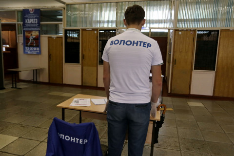 Фото-репортаж: Волонтеры Конституции работают на избирательных участках во Владивостоке