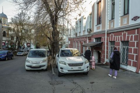 Фото-репортаж: Город шаговой недоступности: Владивосток может пойти к светлому будущему пешком