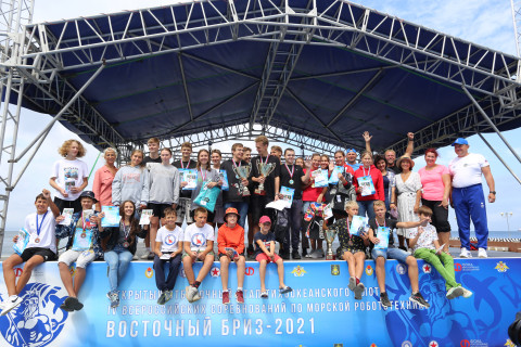 Фото-репортаж: Кубок губернатора вручили в Приморье юным пловцам на открытой воде