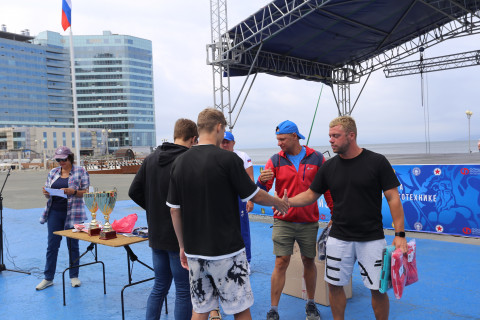 Фото-репортаж: Кубок губернатора вручили в Приморье юным пловцам на открытой воде