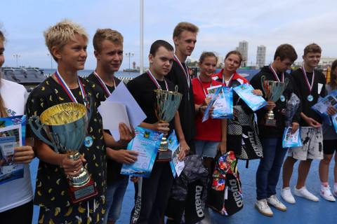 Фото-репортаж: Кубок губернатора вручили в Приморье юным пловцам на открытой воде