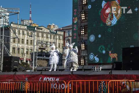 Фото-репортаж: Не мэр, а праздник: Константин Шестаков преобразил Владивосток к Новому году