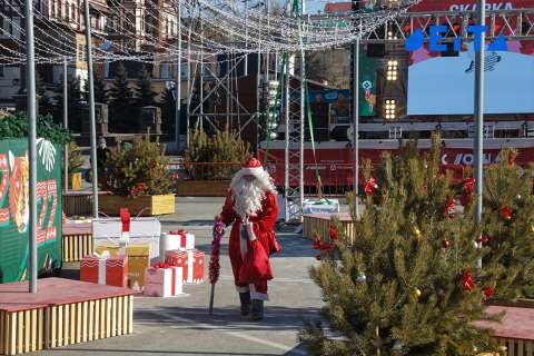 Фото-репортаж: Не мэр, а праздник: Константин Шестаков преобразил Владивосток к Новому году