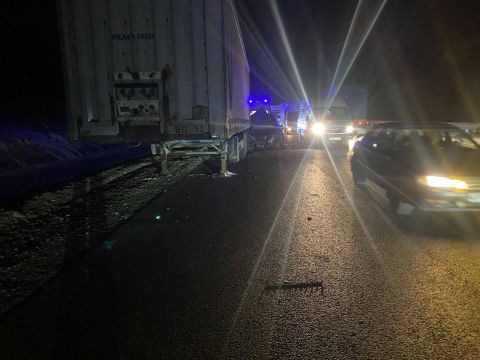 Фото-репортаж: Водитель легковушки оказался в реанимации после столкновения с фурой на трассе "Уссури"