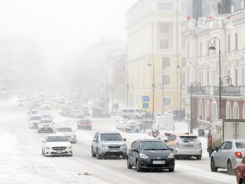 Фото-репортаж: Первый сильный снегопад сезона накрыл Владивосток - фоторепортаж