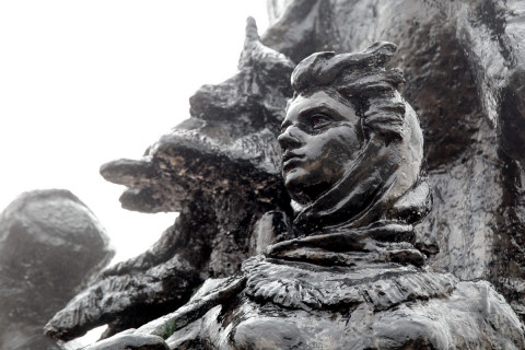 Фото-репортаж: Памятники Владивостока готовят к Дню Победы