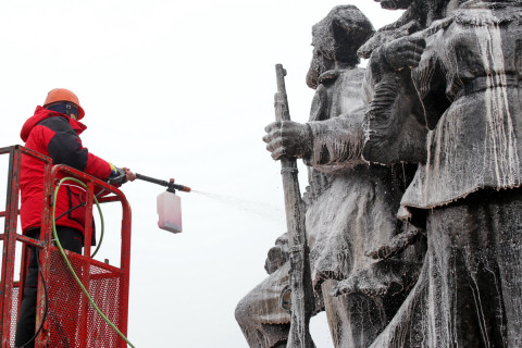 Фото-репортаж: Памятники Владивостока готовят к Дню Победы