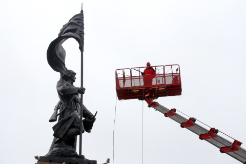 Фото-репортаж: Памятники Владивостока готовят к Дню Победы