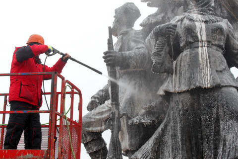Фото-репортаж: Памятники Владивостока готовят к Дню Победы