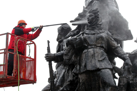 Фото-репортаж: Памятники Владивостока готовят к Дню Победы