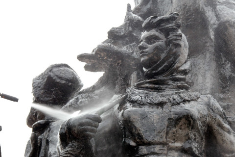 Фото-репортаж: Памятники Владивостока готовят к Дню Победы