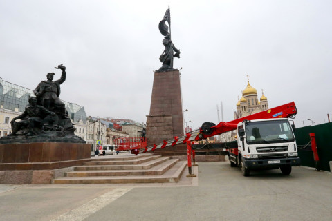 Фото-репортаж: Памятники Владивостока готовят к Дню Победы