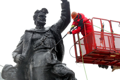 Фото-репортаж: Памятники Владивостока готовят к Дню Победы