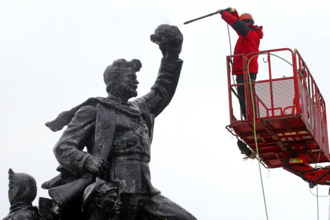 Фото-репортаж: Памятники Владивостока готовят к Дню Победы