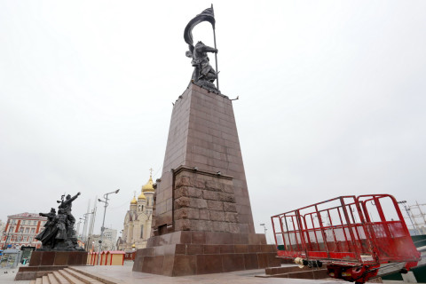 Фото-репортаж: Памятники Владивостока готовят к Дню Победы