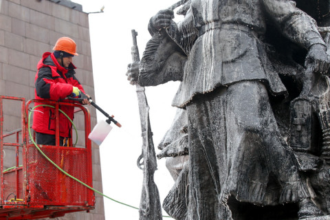 Фото-репортаж: Памятники Владивостока готовят к Дню Победы