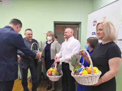 Фото-репортаж: Передовые отряды медиков Приморья получают подарки и поздравления