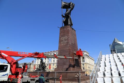 Фото-репортаж: Владивосток готовят к 9 Мая