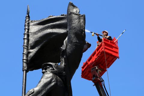 Фото-репортаж: Владивосток готовят к 9 Мая