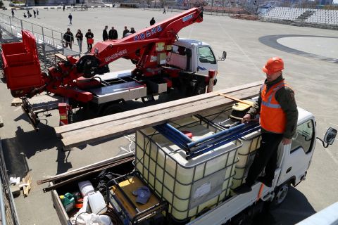 Фото-репортаж: Владивосток готовят к 9 Мая