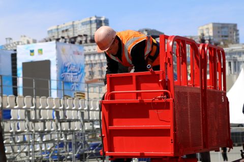 Фото-репортаж: Владивосток готовят к 9 Мая