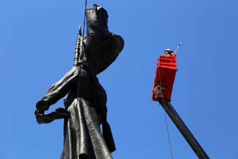 Фото-репортаж: Владивосток готовят к 9 Мая