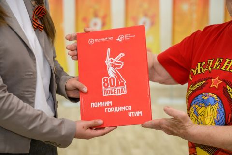Фото-репортаж: Презентация книги о ветеранах, празднование Дня Победы и шахматный турнир – как Фонд «Восточный Порт» провел май