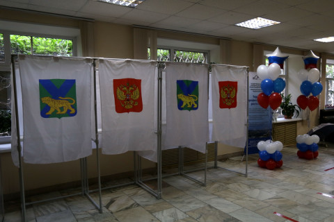 Фото-репортаж: Избирательные участки для голосования по поправкам в Конституцию работают во Владивостоке