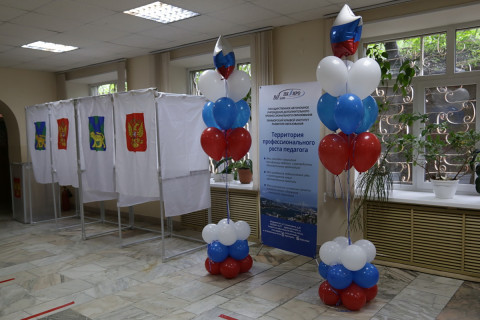 Фото-репортаж: Избирательные участки для голосования по поправкам в Конституцию работают во Владивостоке