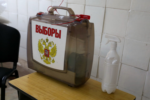 Фото-репортаж: Избирательные участки для голосования по поправкам в Конституцию работают во Владивостоке