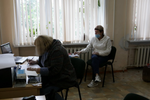 Фото-репортаж: Избирательные участки для голосования по поправкам в Конституцию работают во Владивостоке