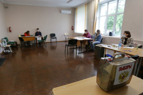 Фото-репортаж: Санобработка, измерение температуры, и маски: как работают УИКи Владивостока