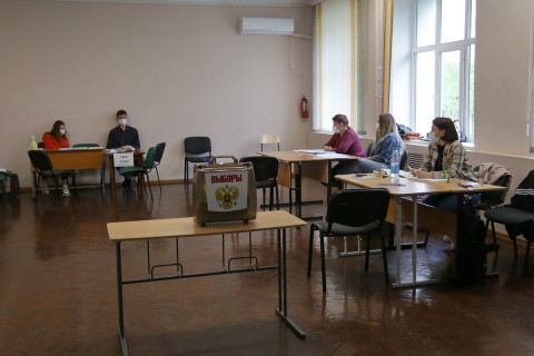 Фото-репортаж: Санобработка, измерение температуры, и маски: как работают УИКи Владивостока