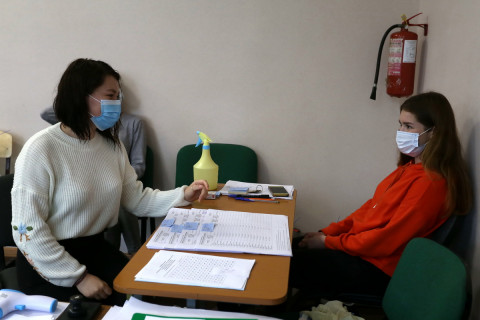 Фото-репортаж: Санобработка, измерение температуры, и маски: как работают УИКи Владивостока