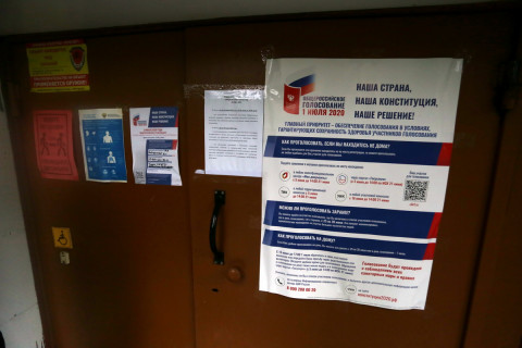 Фото-репортаж: Санобработка, измерение температуры, и маски: как работают УИКи Владивостока