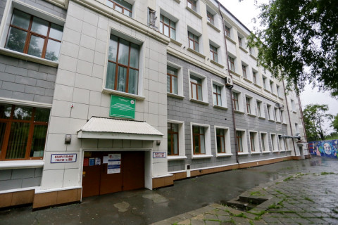 Фото-репортаж: Санобработка, измерение температуры, и маски: как работают УИКи Владивостока