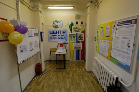 Фото-репортаж: Избирательные участки с отдельным входом и выходом работают во Владивостоке