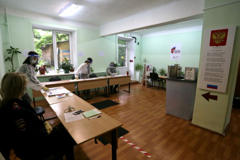 Фото-репортаж: Избирательные участки с отдельным входом и выходом работают во Владивостоке