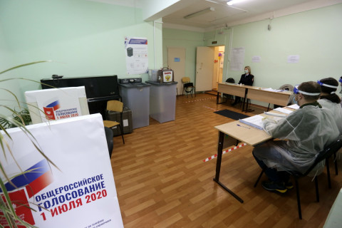 Фото-репортаж: Избирательные участки с отдельным входом и выходом работают во Владивостоке