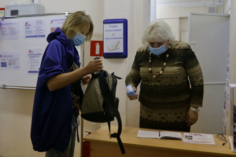 Фото-репортаж: Избирательные участки с отдельным входом и выходом работают во Владивостоке