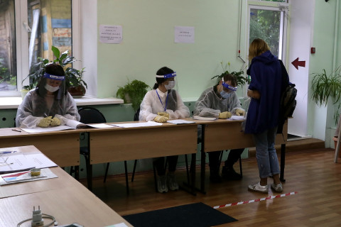 Фото-репортаж: Избирательные участки с отдельным входом и выходом работают во Владивостоке