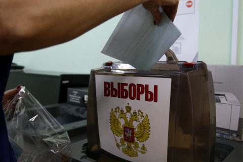 Фото-репортаж: Избирательные участки с отдельным входом и выходом работают во Владивостоке