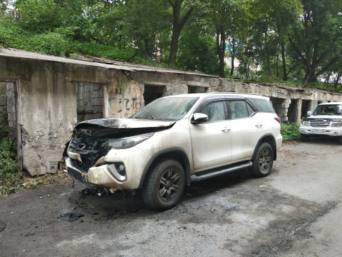 Фото-репортаж: Очередной джип сгорел посреди ночи во Владивостоке