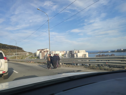 Фото-репортаж: Авария создала вечерний затор на объездной трассе во Владивостоке